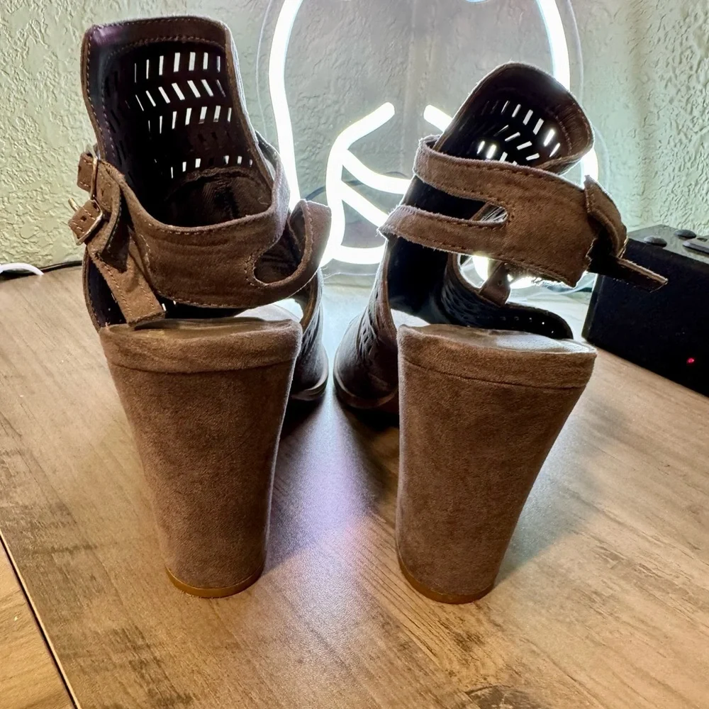 American Eagle by Payless Grey Cutout Heels - Picture 4 of 5